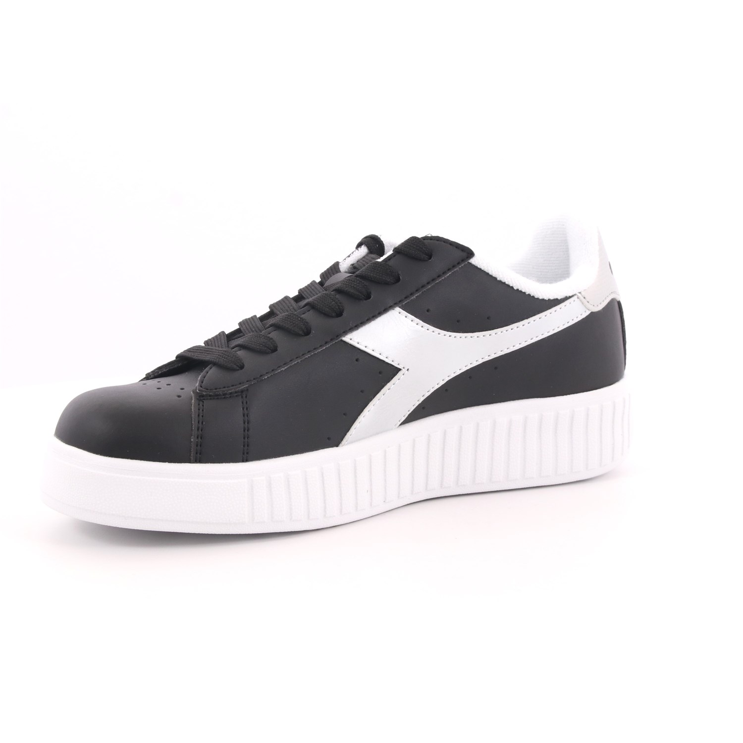 Scarpa Allacciata Diadora Donna Nero Scarpa Allacciata Diadora Donna Nero Scarpe 125 - 101.175737